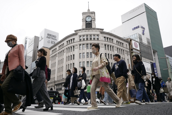 ▲2023년 3월 31일 사람들이 일본 도쿄 긴자 쇼핑지구의 횡단보도를 건너고 있다. 도쿄/AP뉴시스
