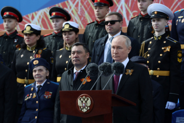 ▲블라디미르 푸틴 러시아 대통령이 9일(현지시간) 모스크바 붉은광장에서 전승절 기념 연설을 하고 있다. 모스크바/AFP연합뉴스