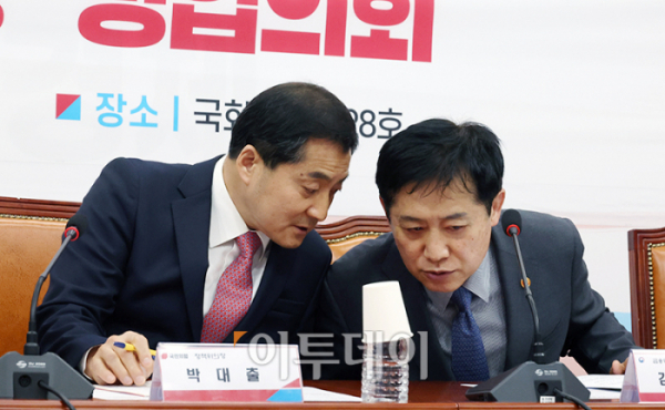 ▲대화하는 박대출(왼쪽) 국민의힘 정책위의장과 김주현 금융위원장. (고이란 기자 photoeran@)