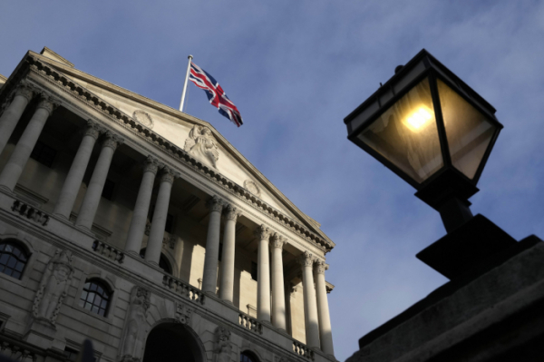▲영국 중앙은행인 잉글랜드은행(BOE) 청사에 영국 국기 유니언잭이 걸려 있다. 런던/AP뉴시스