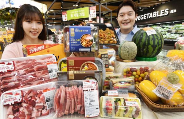 ▲모델들이 ‘홈플러스 메가푸드마켓’ 강서점에서 다양한 먹거리 상품을 선보이고 있다. (사진제공=홈플러스)