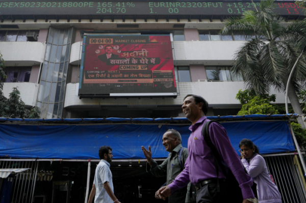 ▲인도 뭄바이에 있는 봄베이증권거래소 전광판에 뉴스와 함께 증시 시세가 보인다. 뭄바이/AP뉴시스 
