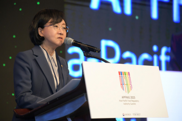 ▲오유경 식품의약품안전처장이 제1회 아시아·태평양 식품규제기관장 협의체 ‘아프라스(Asia-Pacific Food Regulatory Authority Summit, APFRAS)’에서 발언하고 있다. (사진제공=식품의약품안전처)