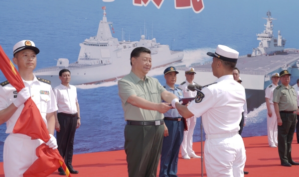 ▲시진핑 중국 국가주석이 2021년 4월 24일 하이난성 싼야에서 해군 함장에게 인민해방군 깃발과 임명장을 수여하고 있다. 싼야(중국)/신화뉴시스
