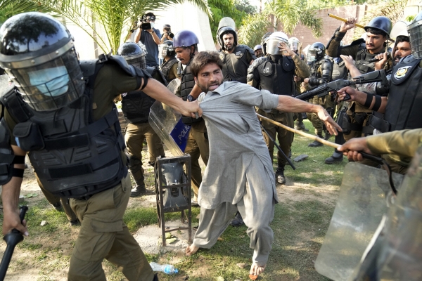 ▲10일(현지시각) 파키스탄 라호르에서 경찰이 임란 칸 전 총리의 체포에 항의하는 시위 참가자들 연행하고 있다. 라호르(파키스탄)/AP뉴시스

