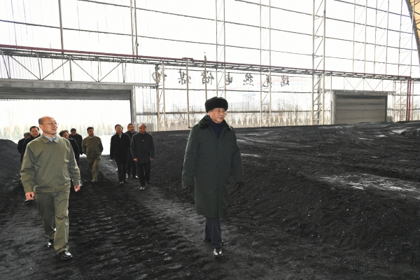 ▲시진핑 중국 국가주석이 2022년 1월 27일 중국 산시성의 한 석탄 회사를 방문해 석탄 야적장을 둘러보고 있다. 산시(중국)/신화통신뉴시스
