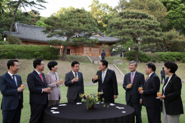 ▲윤석열 대통령이 12일 청와대 녹지원에서 국회의장단과 차를 마시며 담소를 나누고 있다. (연합뉴스)