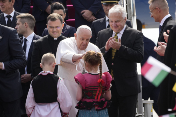 ▲지난 4월 프란치스코 교황이 헝가리 부다페스트 국제공항에 도착한 모습. (뉴시스)