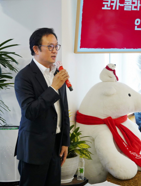 ▲한국 코카-콜라 정기성 대표가 13일 한국 코카-콜라 본사에서 진행된 ‘코카-콜라 장학금 수여식’에서 환영사를 전하고 있다. 이날 환경, 스포츠, 리더십, 사회통합, 다양성 부문에서 총 40명의 코카-콜라 장학생이 선발됐다.(사진=한국 코카-콜라사 제공)