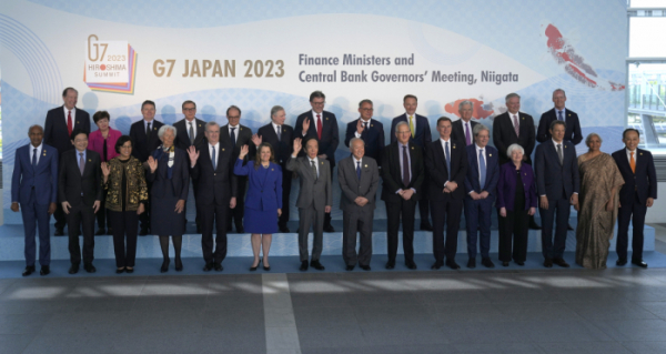 ▲주요7개국(G7) 중앙은행 총재·재무장관들이 12일(현지시간) 일본 니가타현 니가타시에서 열린 G7 재무장관·중앙은행 총재 회의 참석차 모여 기념사진을 촬영하고 있다. 니가타(일본)/AP뉴시스