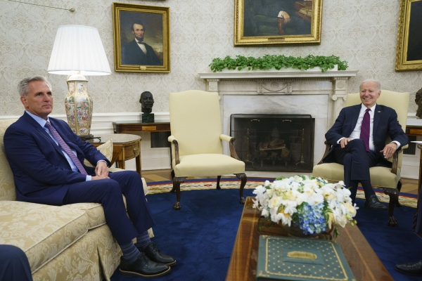 ▲5월 9일(현지시간) 조 바이든(오른쪽) 미국 대통령과 케빈 매카시 하원의장이 백악관 집무실에서 부채한도 협상에 앞서 대화하고 있다. 워싱턴D.C./AP연합뉴스
