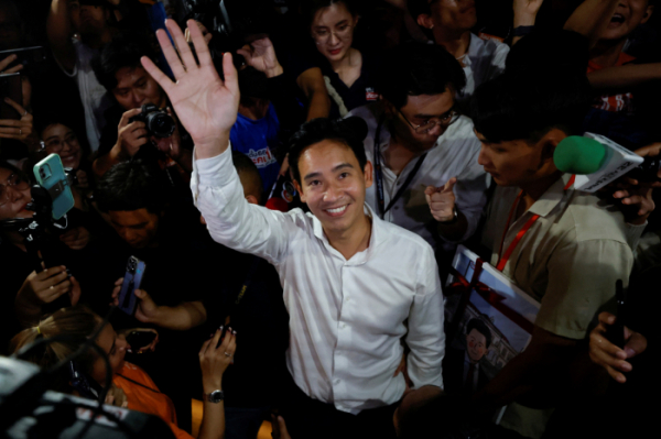 ▲태국에서 14일(현지시간) 총선이 치러진 가운데 이날 저녁 피타 림짜른랏 전진당 대표가 방콕에서 취재진과 지지자들 사이에서 손을 흔들고 있다. 방콕/로이터연합뉴스
