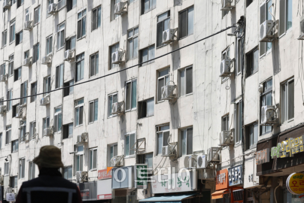 ▲정부가 2분기 전기요금 인상을 발표한 15일 서울 시내 한 아파트 외벽에 실외기가 설치돼 있다. 이날 산업통상자원부에 따르면 16일부터 전기요금이 kWh(킬로와트)당 8원, 가스요금이 MJ(메가줄)당 1.04원 인상된다. 이에따라 4인 가구 기준 전기요금은 월평균 3020원, 가스요금은 4400원으로 각각 오른다. 정부가 이번 인상안과 함께 에너지 취약계층 지원 대책과 냉방요금 부담 완화 대책을 발표했지만 전기요금이 오르면서 실질적인 체감 부담은 더 클 전망이다. 조현호 기자 hyunho@