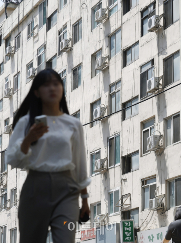 ▲정부가 2분기 전기요금 인상을 발표한 5월 15일 서울 시내 한 아파트 외벽에 실외기가 설치돼 있다. 이날 산업통상자원부에 따르면 16일부터 전기요금이 kWh(킬로와트)당 8원, 가스요금이 MJ(메가줄)당 1.04원 인상된다. 이에따라 4인 가구 기준 전기요금은 월평균 3020원, 가스요금은 4400원으로 각각 오른다. 정부가 이번 인상안과 함께 에너지 취약계층 지원 대책과 냉방요금 부담 완화 대책을 발표했지만 전기요금이 오르면서 실질적인 체감 부담은 더 클 전망이다.  (조현호 기자 hyunho@)