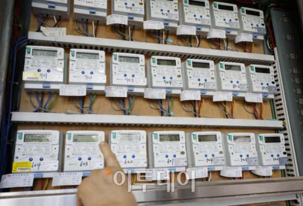 ▲정부가 2분기 전기요금 인상을 발표한 15일 서울 시내 한 오피스텔에서 한 시민이 전기계량기를 살펴보고 있다. 조현호 기자 hyunho@