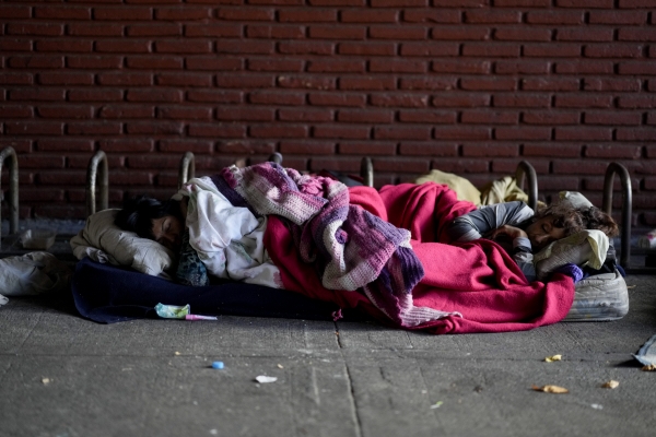 ▲아르헨티나 부에노스아이레스의 길거리에 11일 노숙자들이 자고 있다. 부에노스아이레스/AP연합뉴스
