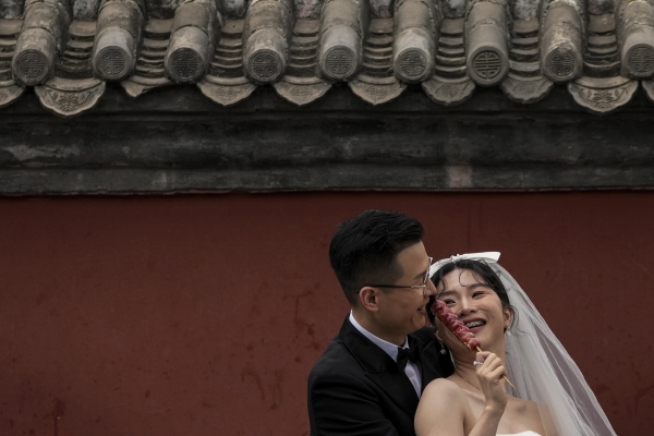 ▲4월 23일 중국 베이징에서 신랑 신부가 웨딩 촬영을 하고 있다. 베이징/AP연합뉴스
