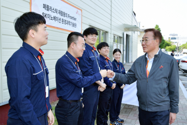 ▲김준(오른쪽) SK이노베이션 부회장이 15일 대전 환경과학기술원을 방문해 구성원들과 인사를 나누고 있다. (사진제공=SK이노베이션)