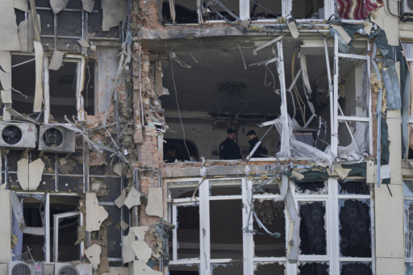 ▲러시아의 공격으로 파손된 우크라이나 키이우의 한 아파트 건물의 모습. (AP/뉴시스)