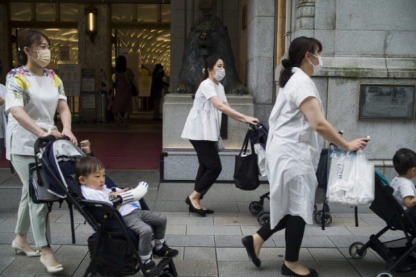 ▲2021년 9월 도쿄의 한 백화점 앞에서 마스크를 착용한 엄마들이 유모차를 밀고 있다. 도쿄/AP뉴시스 
