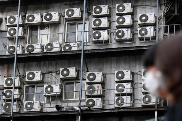 ▲2022년 6월 26일 서울 중구 남대문로 인근 건물에 설치된 에어컨 실외기가 가동되고 있다. (뉴시스)
