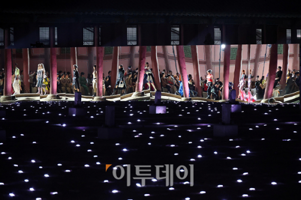 ▲16일 서울 경복궁 근정전에서 열린 '구찌 2024 크루즈  패션쇼'. (사진공동취재단)