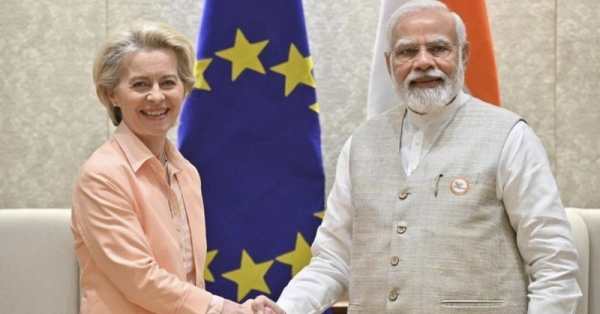 ▲우르줄라 폰데어라이엔 유럽연합(EU) 집행위원장과 나렌드라 모디 인도 총리가 지난해 4월 25일 악수하고 있다. 뉴델리/AP뉴시스
