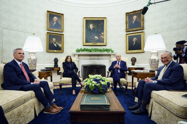 ▲조 바이든(왼쪽에서 세번째) 미국 대통령과 케빈 매카시(맨 왼쪽) 하원의장, 카멀라 해리스 부통령(왼쪽에서 두번째)와 척 슈머 상원 원내대표가 16일(현지시간) 백악관 집무실에서 만나 회동하고 있다. 바이든 대통령과 의회 지도부는 이날 부채한도 상향에 대해 논의했지만 합의에 이르지 못했다. 워싱턴D.C/AP연합뉴스
