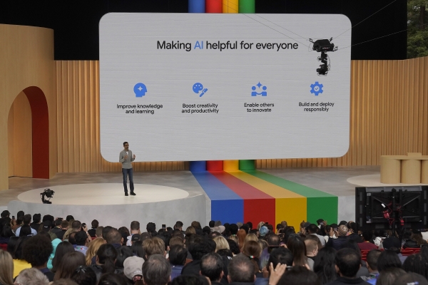 ▲순다르 피차이 구글 최고경영자(CEO)가 10일(현지시간) 미국 캘리포니아주 마운틴뷰에서 열린 구글 I/O 행사에서 연설하고 있다. 마운틴뷰(미국)/AP뉴시스
