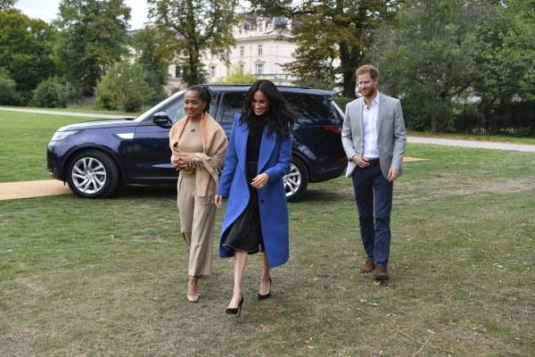 ▲해리 영국 왕자와 부인 메건 마클(가운데), 장모 도리아 라글랜드가 2018년 9월 20일 런던 켄싱턴궁전에서 열린 리셉션에 참석하기 위해 함께 걷고 있다. 런던/AP뉴시스
