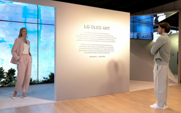 ▲LG전자 모델들이 美 뉴욕에서 열린 ‘프리즈 뉴욕’에서 97형 올레드 에보 2대를 나란히 세워 만든 스크린과 함께 색다른 경험을 즐기고 있다. (사진제공=LG전자)