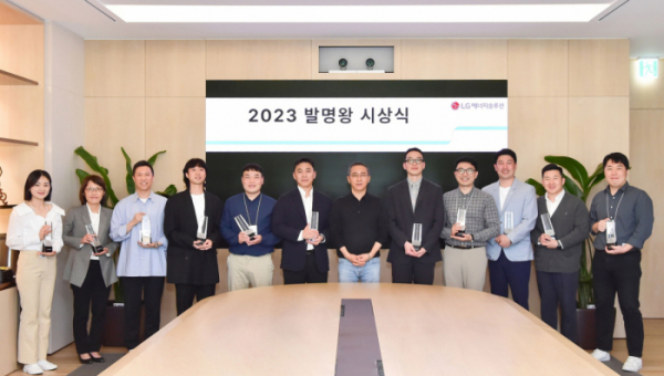 ▲LG에너지솔루션 관계자들이 5월 발명의 날을 맞아 서울 여의도 파크원 본사에서 열린 ‘2023 발명왕 시상식’에서 기념사진을 찍고 있다. (사진=LG에너지솔루션)
