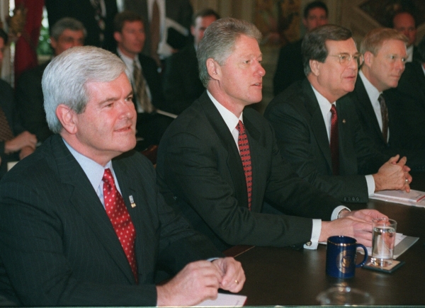 ▲빌 클린턴(가운데) 미국 대통령과 뉴트 깅리치(왼쪽) 미 하원의장이 1997년 2월 11일 의회 지도부들과 회의하고 있다. 워싱턴D.C./AP뉴시스
