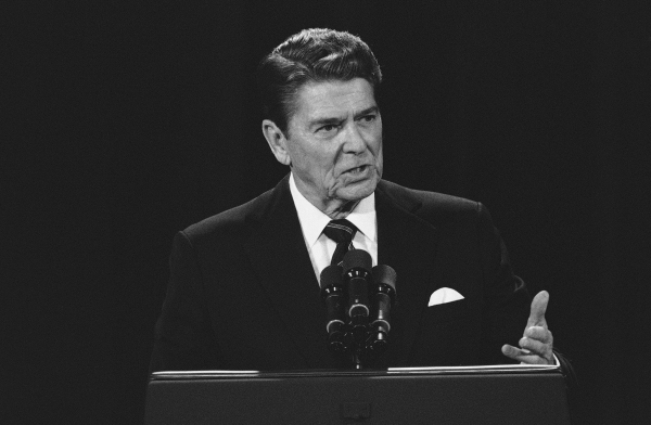 ▲로널드 레이건 미국 대통령이 1984년 10월 8일 대선 토론회에서 발언하고 있다. 루이스빌(미국)/AP뉴시스

