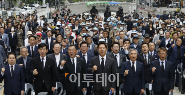 ▲오세훈 서울시장을 비롯한 참석자들이 18일 오전 서울 중구 청계광장에서 열린 5.18 민주화운동 제43주년 서울기념식에서 임을 위한 행진곡을 제창하고 있다. 조현호 기자 hyunho@