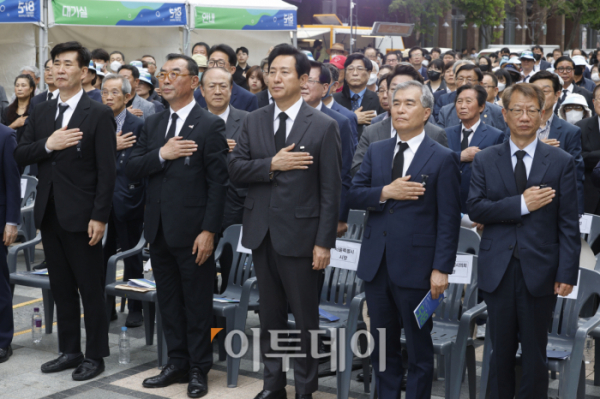 ▲오세훈 서울시장을 비롯한 참석자들이 18일 오전 서울 중구 청계광장에서 열린 5.18 민주화운동 제43주년 서울기념식에서 국민의례를 하고 있다. 조현호 기자 hyunho@