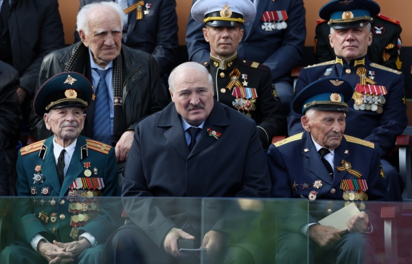 ▲알렉산드르 루카셴코 벨라루스 대통령이 9일 러시아 전승절 기념 행사를 참관하고 있다. 모스크바/AFP연합뉴스
