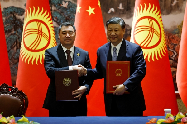 ▲시진핑(오른쪽) 중국 국가주석과 사디르 자파로프 키리기스스탄 대통령이 18일 중국 시안에서 중국-중앙아시아 정상회의 개막에 앞서 별도로 열린 서명식에서 악수하고 있다. 시안(중국)/로이터연합뉴스 
