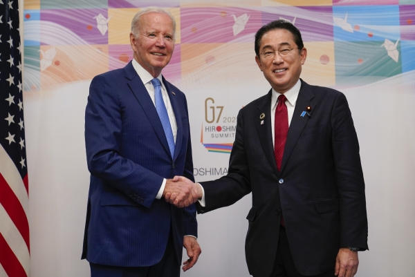 ▲조 바이든(왼쪽) 미국 대통령과 기시다 후미오 일본 총리가 주요 7개국(G7) 정상회의 개막 하루 전인 18일 히로시마에서 열린 미일정상회담에 앞서 악수하고 있다. 히로시마(일본)/AP연합뉴스 
