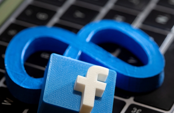 ▲3D 프린팅된 메타 로고와 페이스북 로고가 키보드 위에 놓여 있다. 로이터연합뉴스
