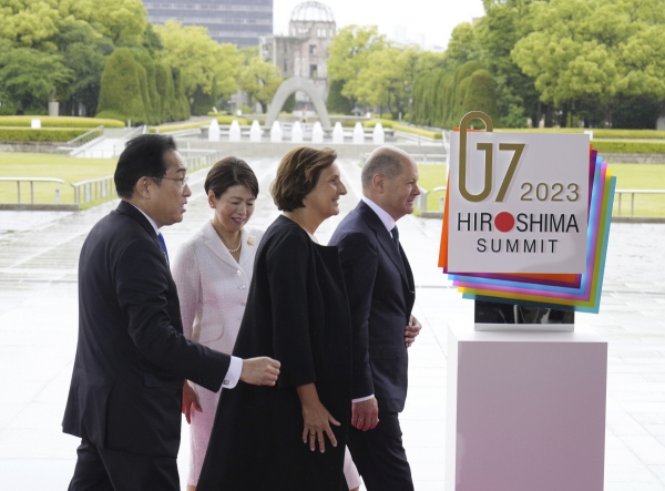 ▲올라프 숄츠(오른쪽) 독일 총리와 부인 브리타 에른스트(오른쪽 두 번째 오른쪽) 여사가 19일 일본 히로시마 평화기념공원에서 기시다 후미오 일본 총리와 기시다 유코 여사의 환영을 받고 있다. 히로시마(일본)/AP뉴시스
