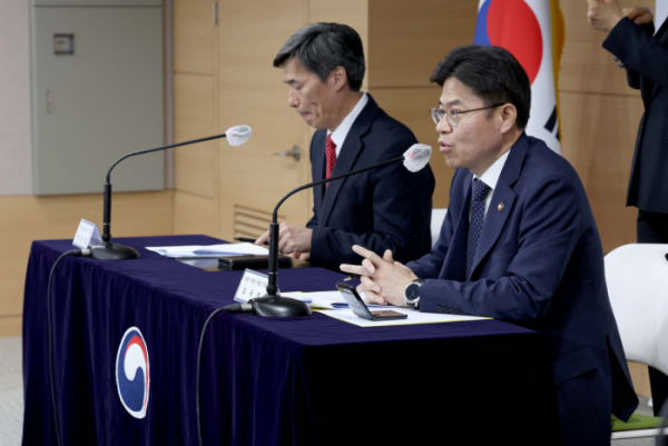 ▲박구연 국무조정실 국무1차장과 원자력안전위원장인 유국희 전문가 현장 시찰단장이 19일 오전 서울 종로구 정부서울청사에서 후쿠시마 원전 오염수 전문가 현장 시찰단 방일 활동 계획 브리핑을 하고 있다. 신태현 기자 holjjak@