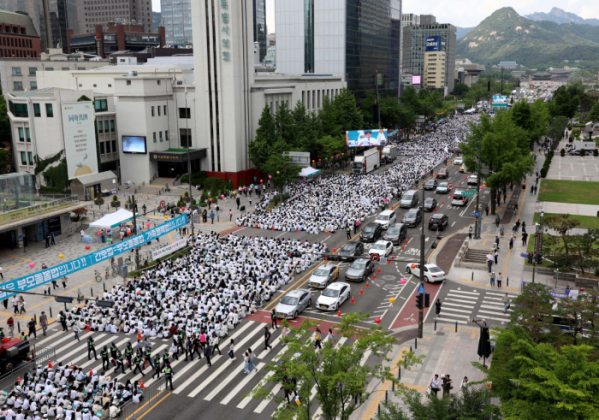 ▲대한간호협회 회원들이 19일 서울 종로구 세종대로 일대에서 윤석열 대통령 간호법 거부권 행사 규탄 총궐기대회를 갖고 있다. 신태현 기자 holjjak@