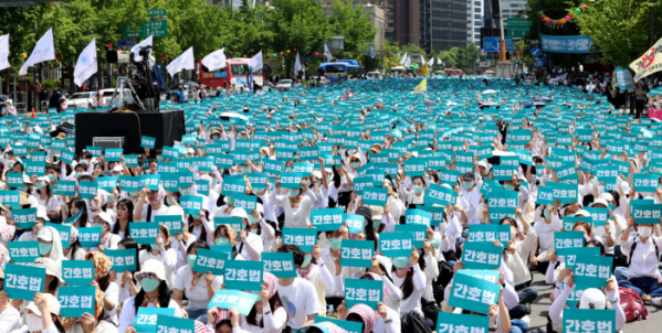 ▲대한간호협회 회원들이 19일 서울 종로구 세종대로 일대에서 윤석열 대통령 간호법 거부권 행사 규탄 총궐기대회를 갖고 있다. 신태현 기자 holjjak@