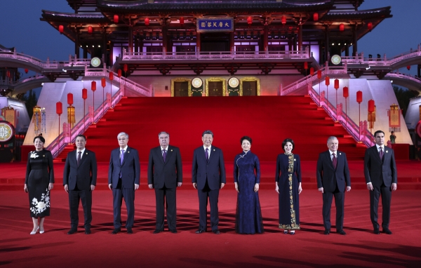 ▲시진핑 중국 국가주석(가운데)과 부인 펑리위안(오른쪽 네 번째)이 18일(현지시간) 중국 산시성 시안의 즈윈타워에서 중앙아시아 지도자들과 기념사진을 찍고 있다. 시안(중국)/신화뉴시스
