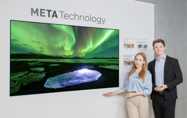 ▲LG디스플레이 모델이 '메타 테크놀로지'가 적용된 3세대 OLED TV 패널을 소개하고 있다. (사진제공=LG디스플레이)