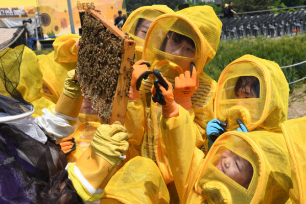 ▲ On the 20th, POSCO E&C held the children’s honey bee festival at Songdo Central Park Terrace Garden in Incheon, conducting various experience programs such as honey bee experience training for future generations, making bee key rings, and face painting for biodiversity (photo courtesy of POSCO E&C)