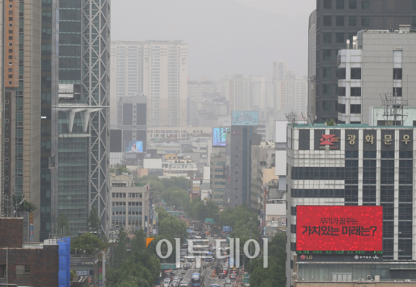 ▲서울시교육청에서 바라 본 미세먼지로 뿌옇게 흐린 서울 종로 모습. (고이란 기자 photoeran@)