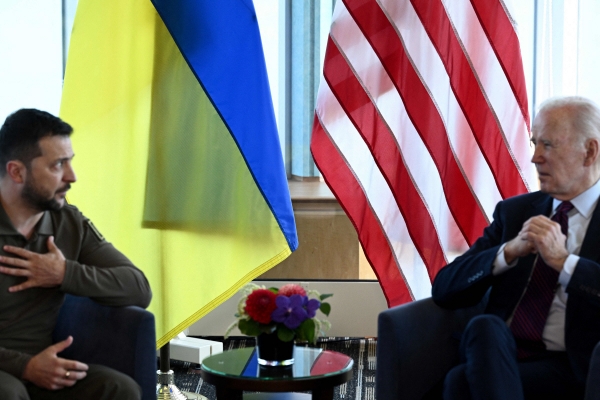 ▲볼로디미르 젤렌스키 우크라이나 대통령과 조 바이든 미국 대통령이 21일 대화를 나누고 있다. 히로시마(일본)/AFP연합뉴스
