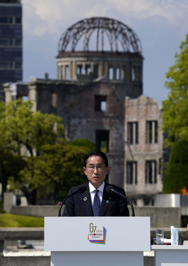 ▲기시다 후미오 일본 총리가 21일 히로시마 평화기념공원에서 주요 7개국(G7) 정상회의 폐막 기자회견을 하고 있다. 일본(히로시마)/EPA연합뉴스